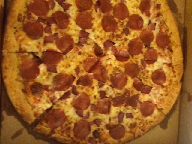 Pizza de pepperoni inteira