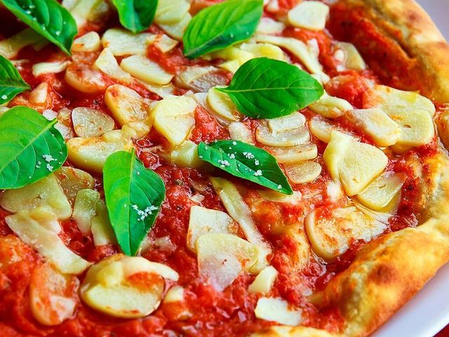 Pizza com manjericão