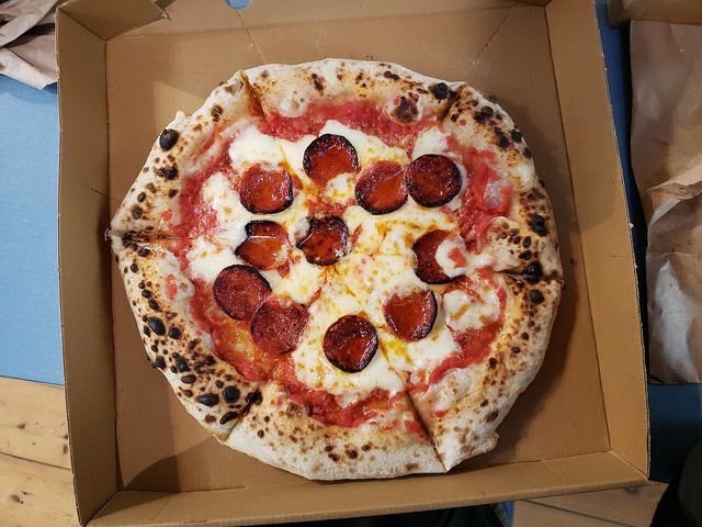 Pizza de pepperoni na caixa