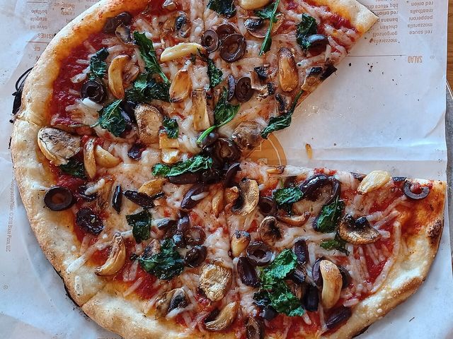 Pizza com azeitonas e cogumelos