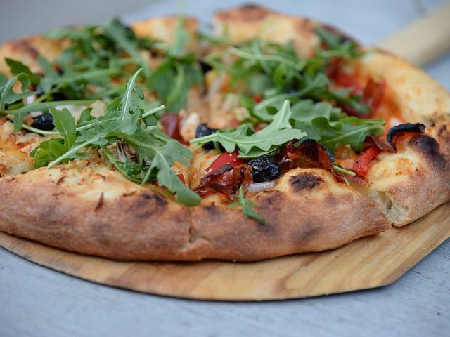 Pizza com rúcula na tábua