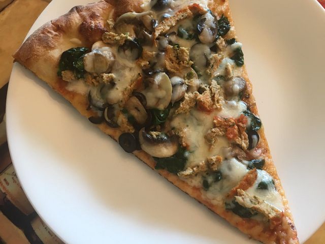 Fatia de pizza com espinafre