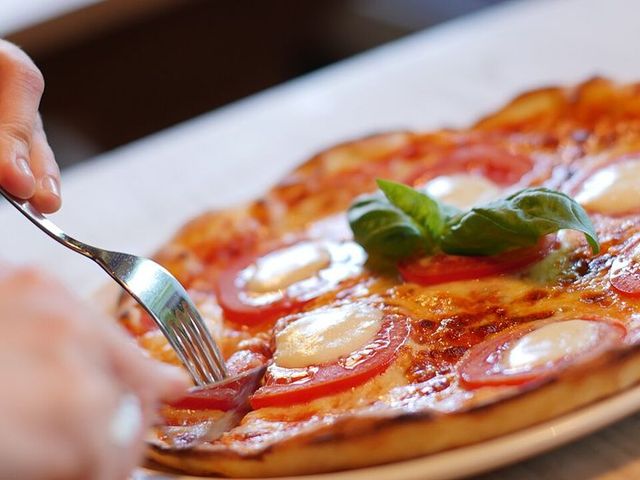 Pizza servida à mesa
